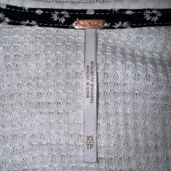 Free People | Auction Thermal Waffle Blk/Wht Floral Print Top | Size XS - Picture 4 of 11